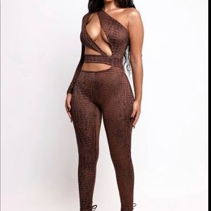 Never worn jumpsuit, size XS, tags still on and box available